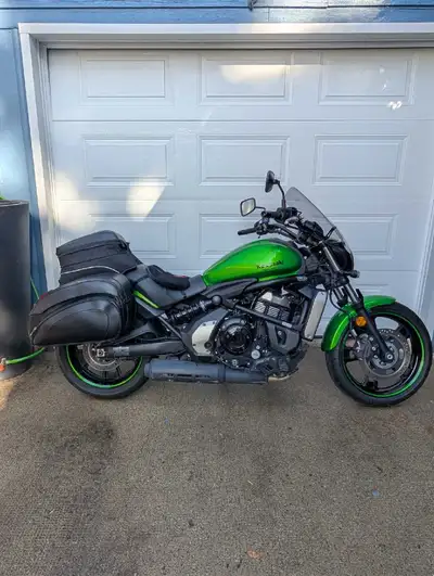 Equipped with: windshield, ABS, EFI, heated grips, electrical port for heated gear, Air-Hawk Adjusta...