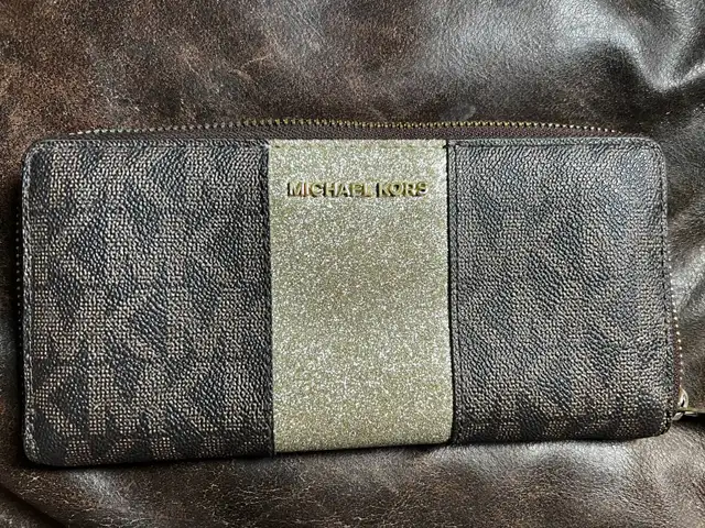 MICHAEL KORS WALLET in Women's - Bags & Wallets in Barrie - Image 4