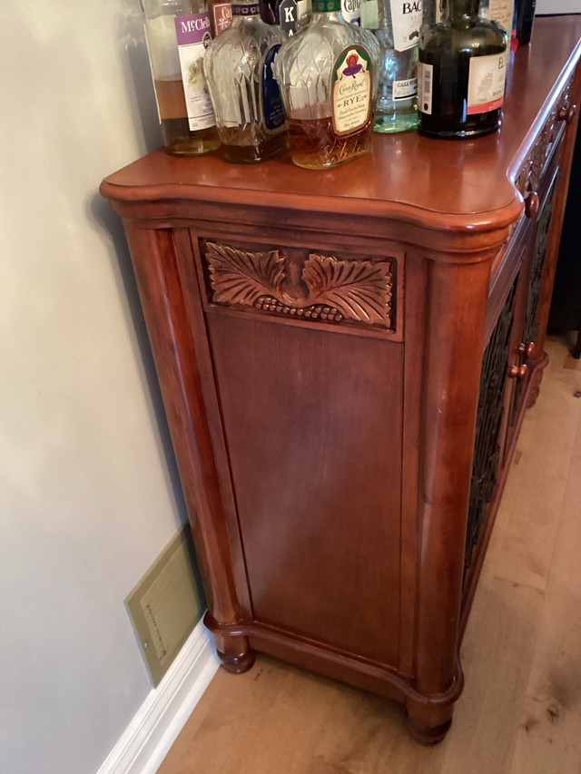 Wine/Liquor Cabinet in Hutches & Display Cabinets in Markham / York Region - Image 2