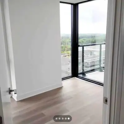 condo unit available in high building in Mississauga near squar