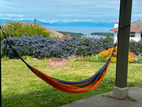 Bright main floor suite with Beautiful Ocean and city night view! Sorry, No Pets, No Smoking, Refere...