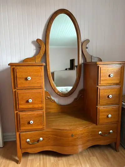 Bureau Madame et tête de lit Queen., View more