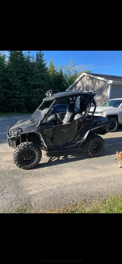 Can-am Commander 1000x side by side. Works good only has 3700kms. Bead lock rims, front and rear bum...