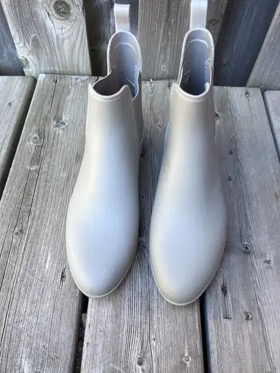 Storm Gray Boots Size 10, View more