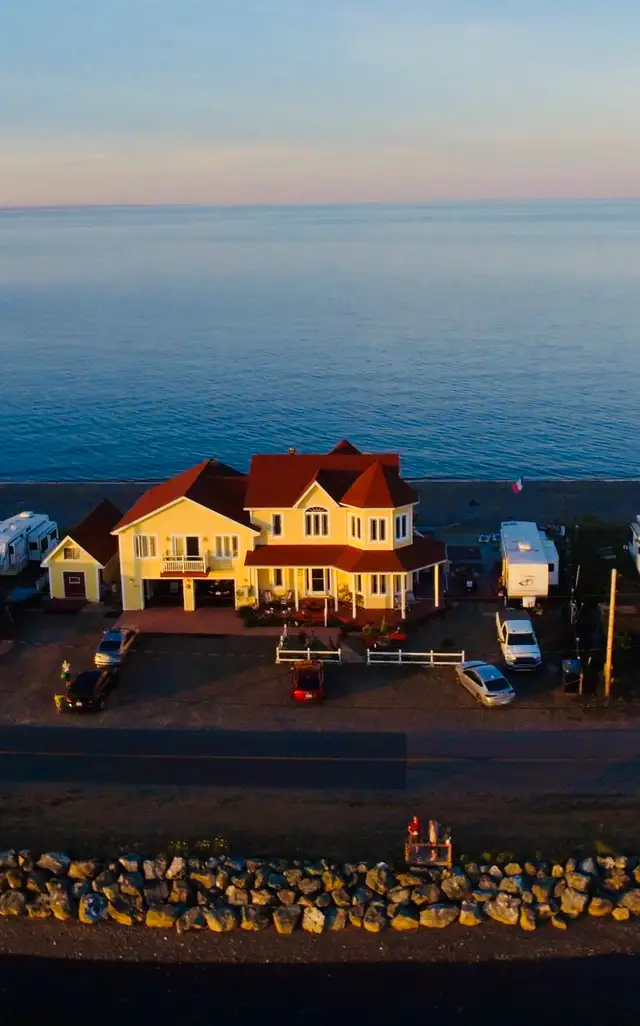 Étudiant-Student ( The view,the sea breeze,the sounds of waves) in New Brunswick in Canada - Image 11