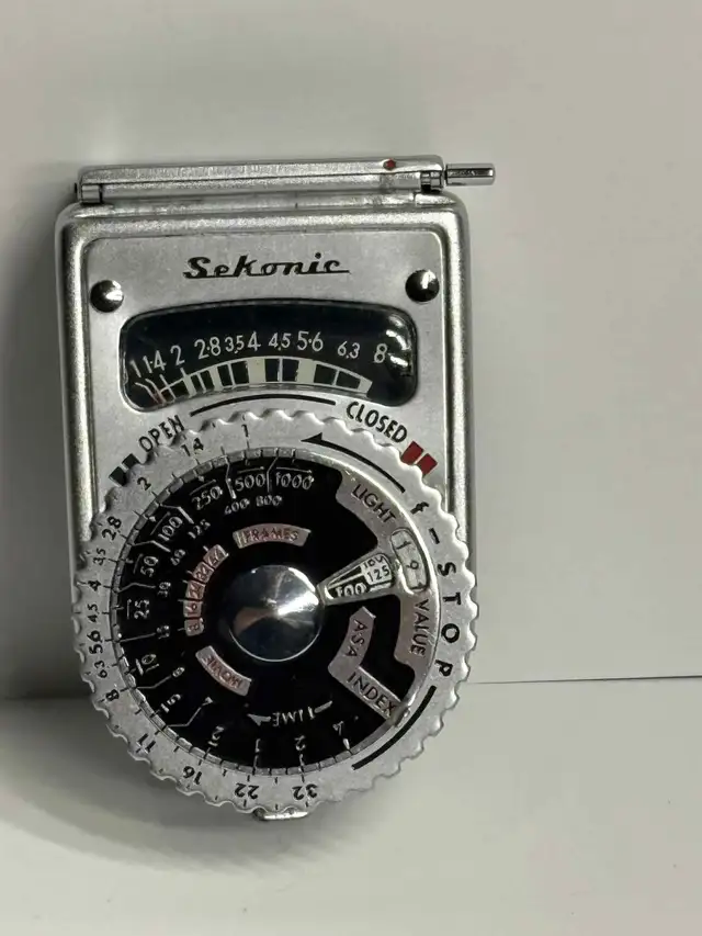 Vintage Sekonic L-6 Light Meter | No Batteries Needed in Cameras & Camcorders in Oakville / Halton Region - Image 8