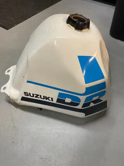 Very good condition gas tank from a mid late 80’s Suzuki DR600 (probably 87’ or 88’). Inside is near...