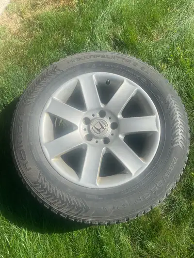 Je vends un ensemble de pneus d'hiver Nokian Hakkapeliitta R3 SUV de taille 235/65/R17 montés sur de...