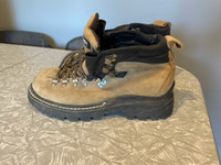 BUM gently used winter / hiking boots Men's size 7
