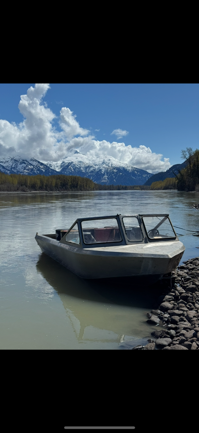 19.5 foot with 80 inch bottom jet boat, 212 hami and Kem 6.0 370 hp. Engine has about 900 hours the...