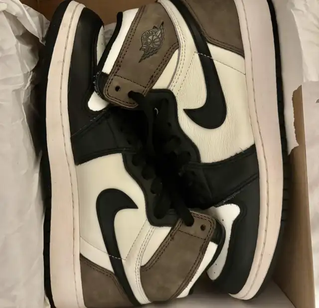 Air Jordan 1 High OG ‘Dark Mocha’ (Size 6.5Y) in Men's Shoes in City of Toronto - Image 4