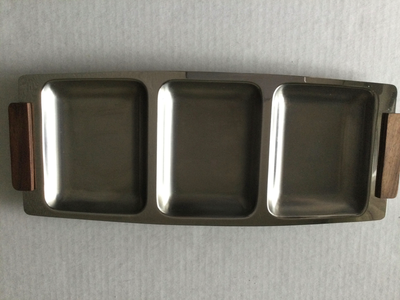Plateau de service stainless steel avec poignées en teck mesure 5 1/2 x 14´´,20$ Plateau de service...