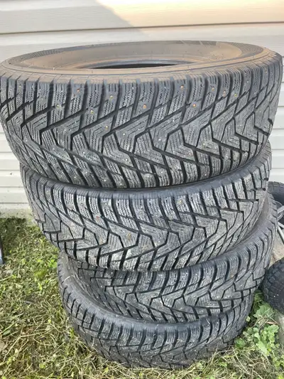 Pneus hiver hankook 265/70r17 En très bonne état utilisé un hiver seulement. Raison de la vente nous...