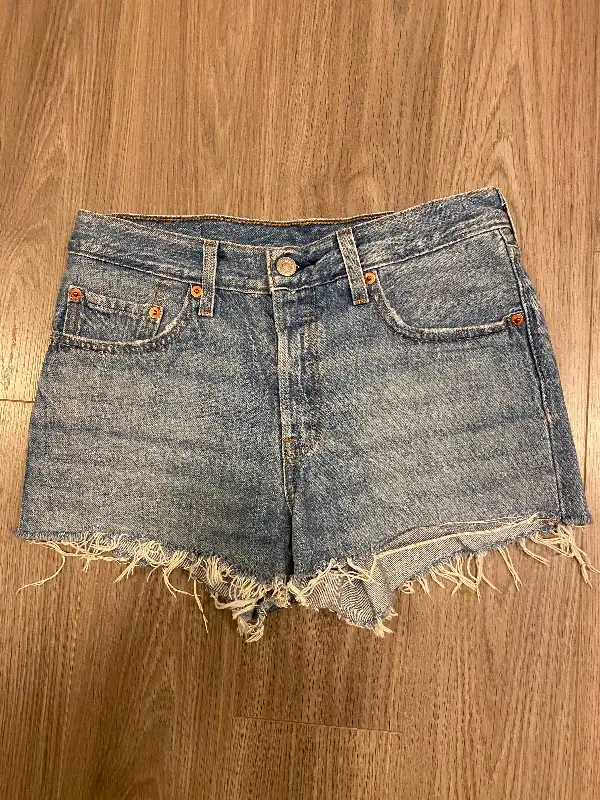 Levi’s jean shorts - size 26 in Women's - Bottoms in Mississauga / Peel Region - Image 2