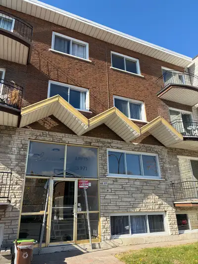 Welcome to this spacious 4 1/2 renovated space. This lovely apartment includes laundry hook up in th...