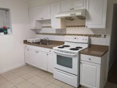 Single Bedroom with shared kitchen and bathroom. Laundry inside the building. Located in the perfect...