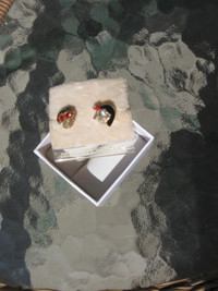 Boucles d’oreilles Sparkly mismatched girl earrings, red glasses