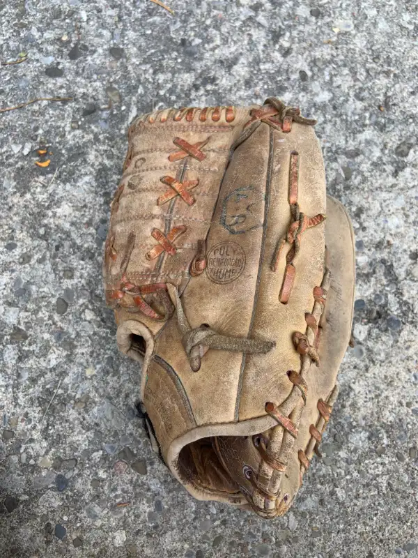 Vintage baseball glove - circa 1970 in Baseball & Softball in City of Toronto - Image 2