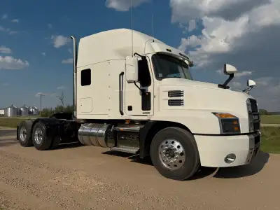 2023 Mack Anthem Sleeper Truck *Major component engine warranty until August 31st 2027 or 804,000 km...