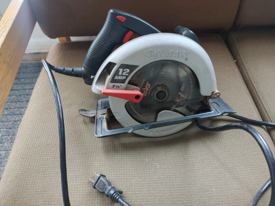 Skilsaw, 5380, 120 volt, 7 1/4 inch blade. Very good condition, still has original blade. Works as g...