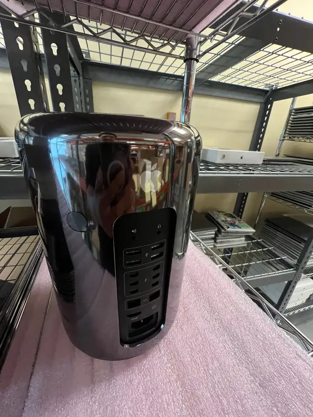 Black Round Mac Pro in Desktop Computers in Markham / York Region - Image 2