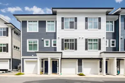 3 Bed Townhouse for Rent – Burke Mountain, Coquitlam Available May 1, 2026 Beautiful and well-mainta...
