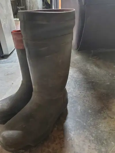 2 used pair of size 11/12 dunlop explorer , View more