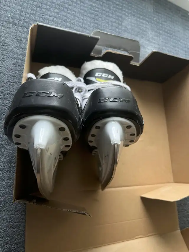 Mens CCM Tacks Ice Skates - skate size 9/shoe size 10.5 $75 OBO in Hockey in City of Toronto - Image 6