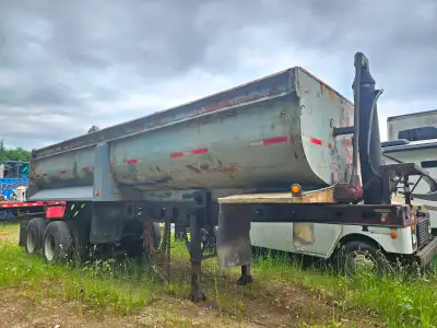 25ft box. Aluminum wheels inner and outter Spring suspension. Steel box liner. New king pin. Tires 7...
