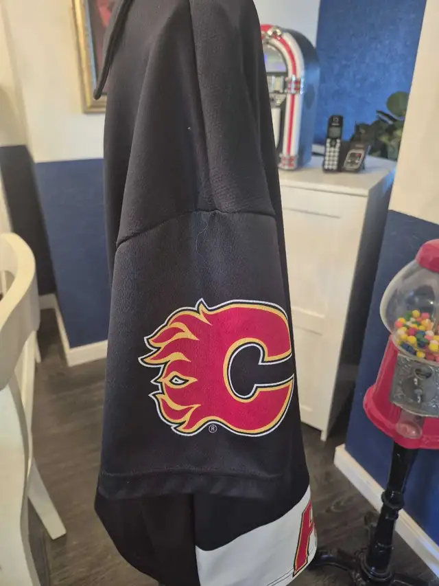 Calgary flames shirt large  in Men's in Calgary - Image 4