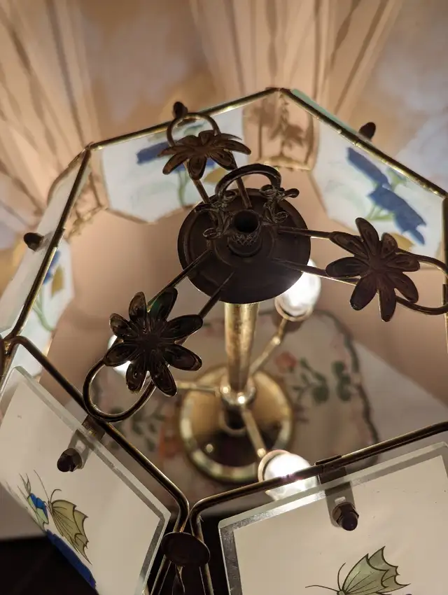 Butterfly and Flowers Lamp 23 Tall 6 Glass Panels in Home Décor & Accents in Edmonton - Image 3