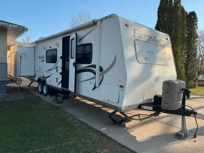 Great trailer for a family- sleeps 8 - air conditioner - two slide outs - 2 TVs - length: 33.5 ft -...