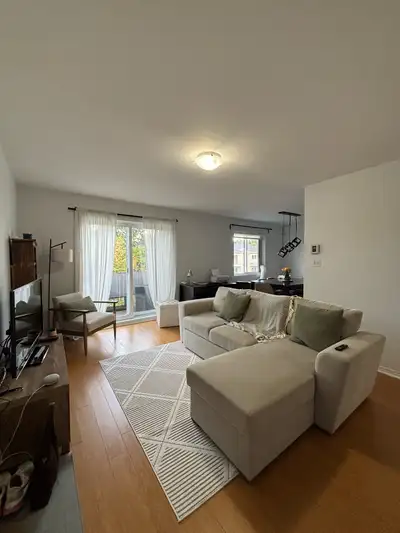 Appartement 4 et demi pour le 1 décembre 999$ par mois Au 3 e étage 2 stationnements Entrée laveuse/...