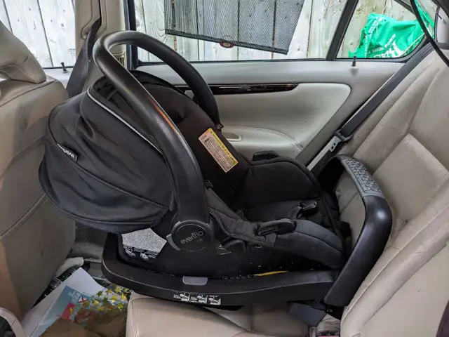 Infant/baby bucket car seat - used in Strollers, Carriers & Car Seats in London - Image 6
