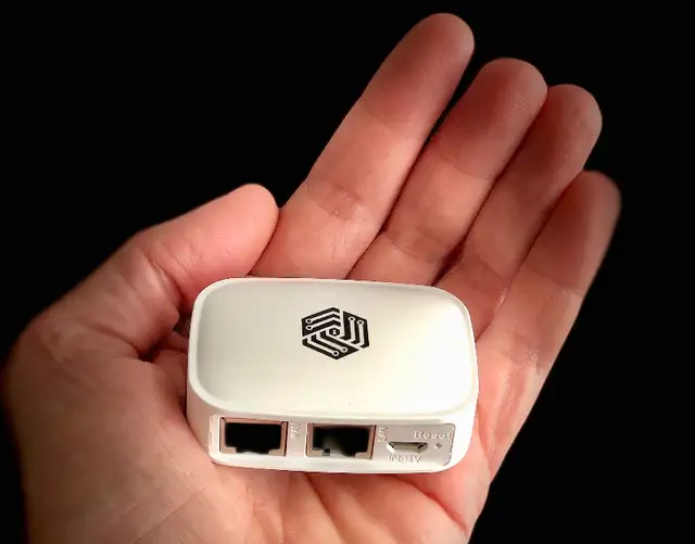 Routeur InvizBox (original) Wi-Fi Router in Networking in Saguenay - Image 4