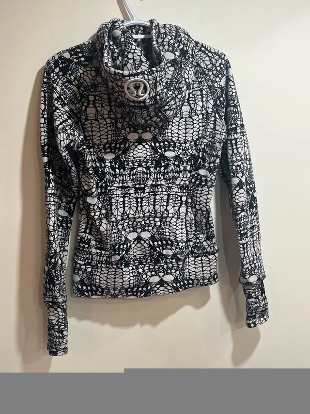Lululemon White Black Glacier Lace Scuba Hoodie sz 6 in Women's - Tops & Outerwear in Mississauga / Peel Region - Image 6