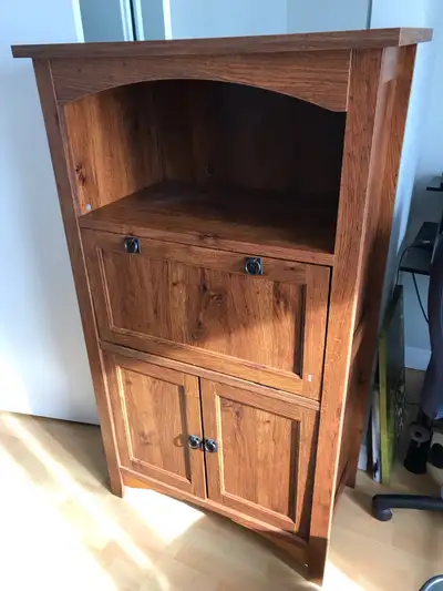 Cette bibliothèque en bois offre une solution de rangement élégante et fonctionnelle pour votre mais...
