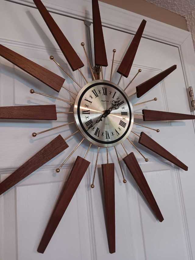 MCM SUNBURST VINTAGE CLOCK AUTHENTIC in Arts & Collectibles in Mississauga / Peel Region - Image 3