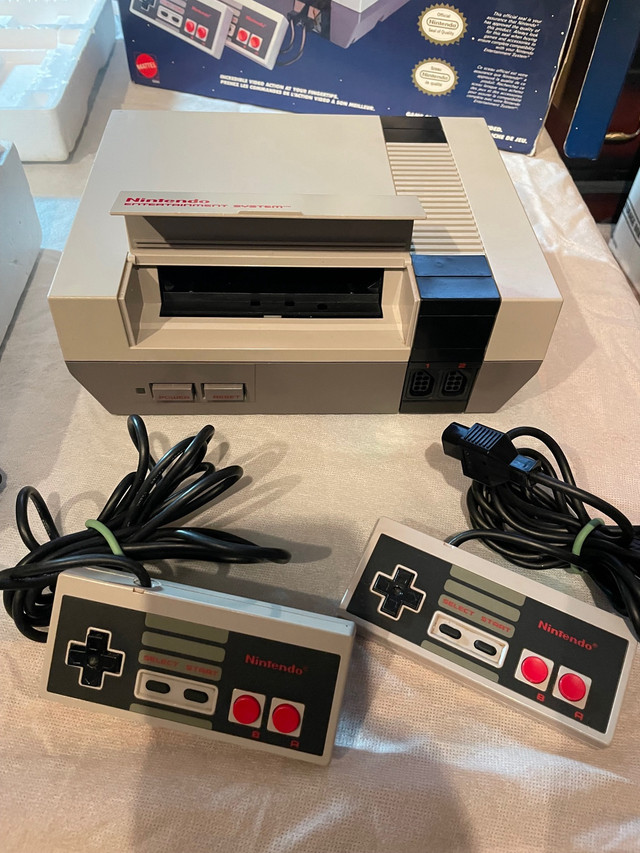 Original Nintendo NES w box and accessories  in Older Generation in Markham / York Region - Image 2