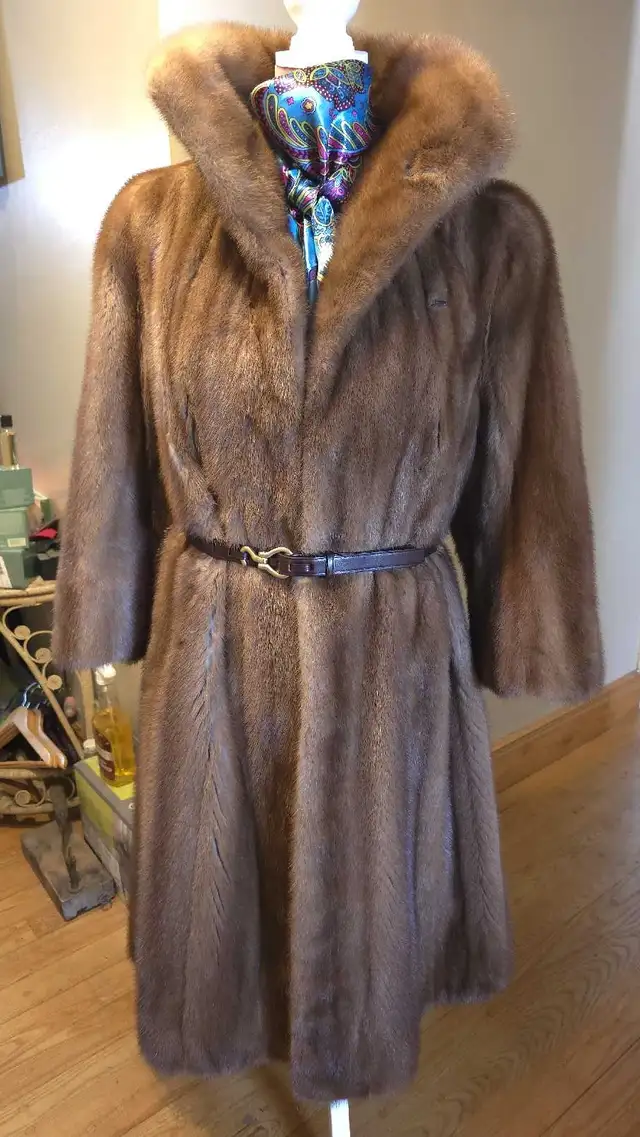 MAGNIFIQUE  MANTEAU DE VISON in Women's - Tops & Outerwear in Granby - Image 2