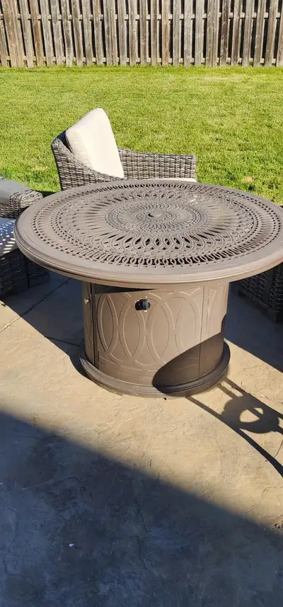 Round 4 foot diameter propane powered. The table is in very good condition and is 30 inches in heigh...