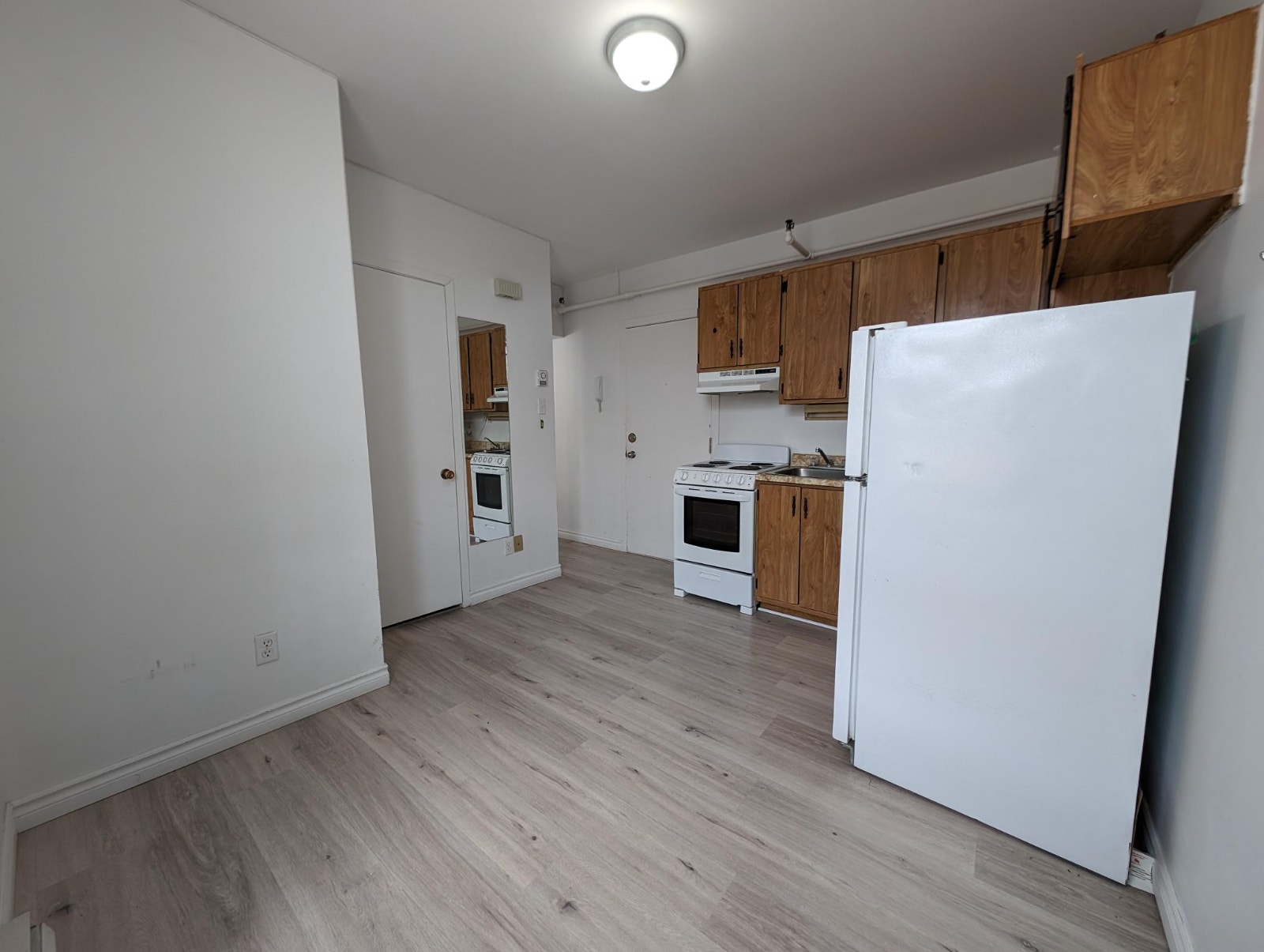 TOUT INCLUS APARTMENT FOR RENT 3.5-3 1/2 LOGEMENT À LOUER PROPRE — photo 3