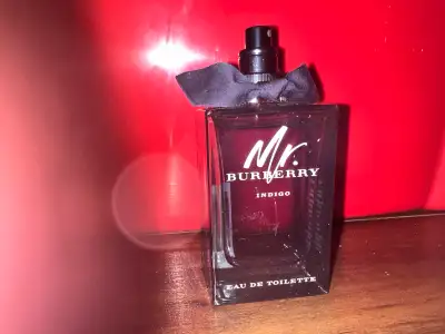 Découvrez le parfum Burberry Mr. Indigo Eau de Toilette pour homme, un parfum frais et énergisant av...
