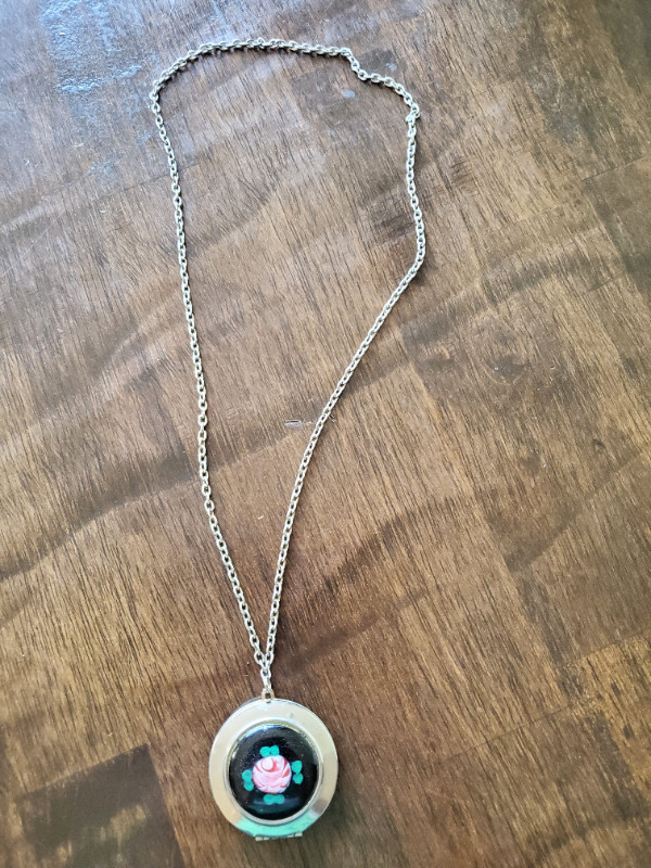 Antique / Vintage Locket Necklace in Jewellery & Watches in Grande Prairie - Image 4