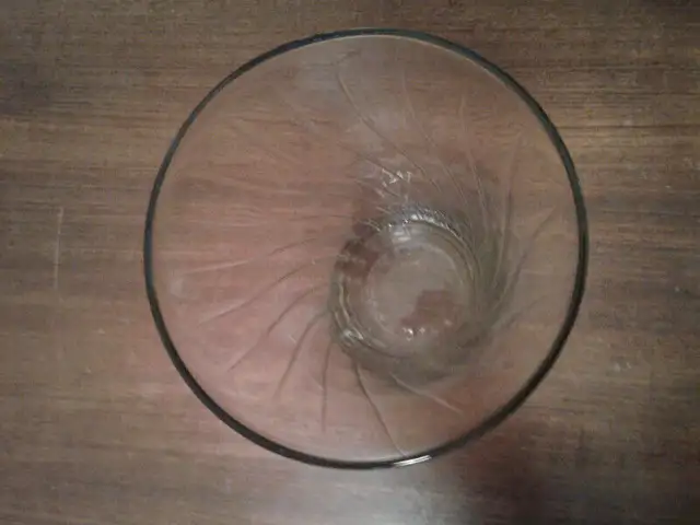 Tall 10" Glass Vase - Spiral Design in Arts & Collectibles in Oshawa / Durham Region - Image 3
