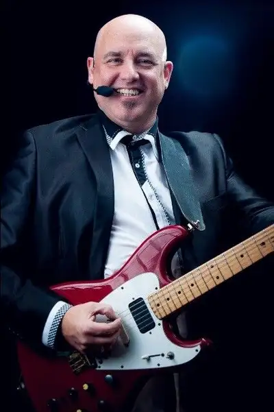 CHANTER, JUSTE POUR FAIRE PLAISIR Benoit Côté, Chanteur soliste Guitariste Percussionniste ! Voici u...