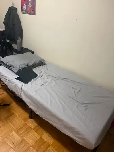 Accommodation available for 1 boy in shared room - Near Seneca College and York University - Close t...