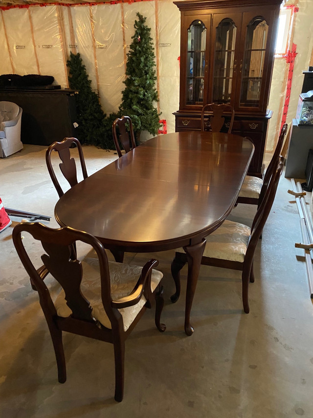Dining Room Set - Roxton Temple Stuart - Reduced Price in Dining Tables & Sets in Trenton - Image 2