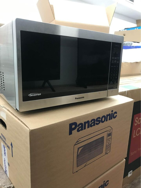 Panasonic 1.3 Cu.FT Countertop Microwave Oven NNSC678S in Microwaves & Cookers in St. Catharines