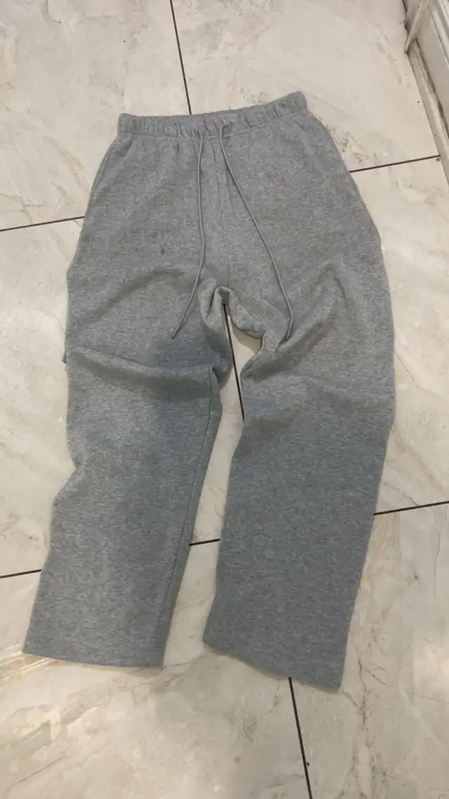Grey baggy sweatpants  in Men's in Mississauga / Peel Region - Image 3